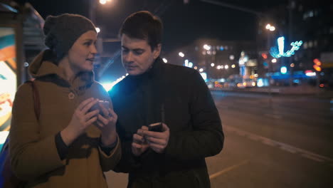 Man-taking-girls-phone-number-in-the-street