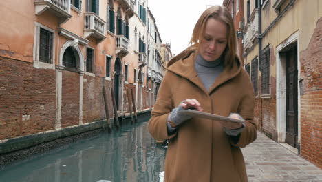 Frau-Wandert-Mit-Pad-Durch-Venedig