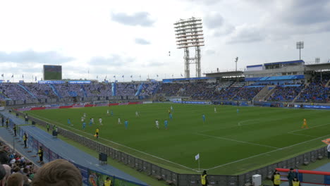 Fußballspiel-Vor-überfüllten-Tribünen-Im-Stadion