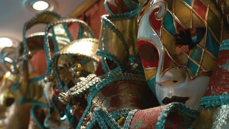 Leuchtend-Bunte-Venezianische-Masken