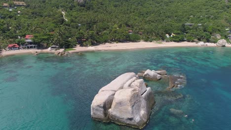 Underwater-World-Near-Big-Rock