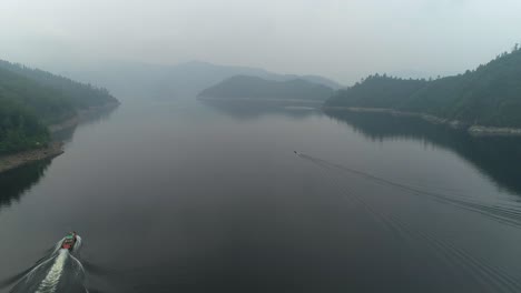 Flug-Durch-Nebel-über-Fluss-Inmitten-Von-Schiffen