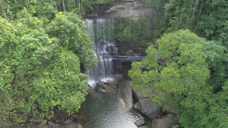 Cascada-En-La-Encantadora-Selva