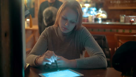 Mujer-Usando-Tablet-Pc-Con-Lápiz-En-La-Cafetería