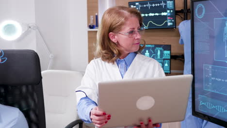 Doctora-Usando-Laptop-En-Una-Clínica-De-Neurología