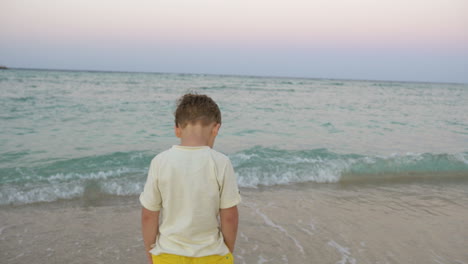 Niño-Pequeño-Parado-Junto-Al-Mar-Y-Mirándolo