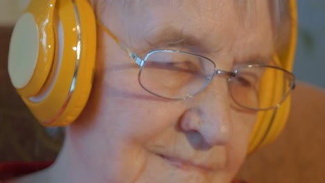 Ältere-Frau-Mit-Kabellosen-Kopfhörern