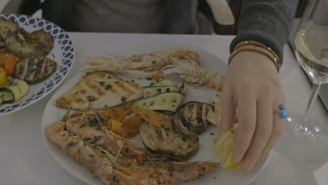 Frau-Fotografiert-Ihr-Mittagessen