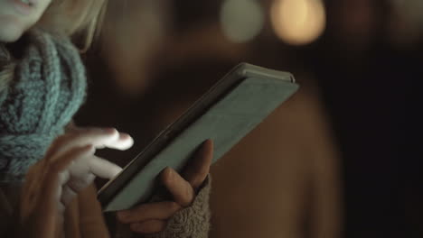 Mujer-Escribiendo-En-Tablet-Pc-Al-Aire-Libre