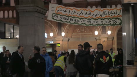 La-Gente-Por-El-Punto-De-Recogida-De-Caridad-En-La-Estación-De-Ferrocarril-De-Copenhague