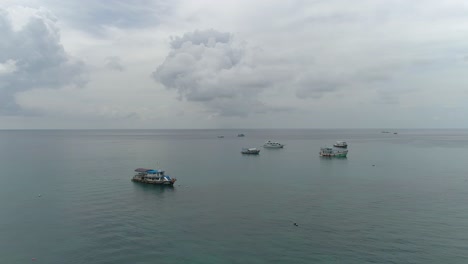 Volando-Sobre-Barcos-Hacia-Majestuosas-Nubes