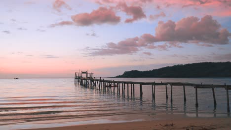 Puesta-De-Sol,-Panorama-Colorido,-Muelle-De-Madera