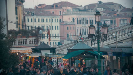 Überfüllte-Straße-In-Venedig,-Italien