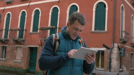 Turista-En-Venecia-Charlando-En-Tablet-Pc