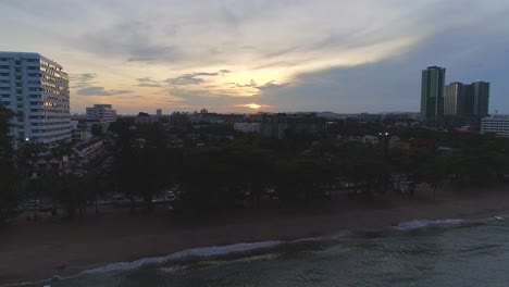 Amanecer-En-La-Playa-De-Jomtien