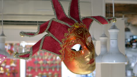 Rote-Venezianische-Maske-Hängt-Im-Laden