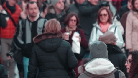 Calle-De-La-Ciudad-Llena-De-Gente