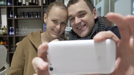 Encantadora-Pareja-En-La-Cafetería-Haciendo-Selfie