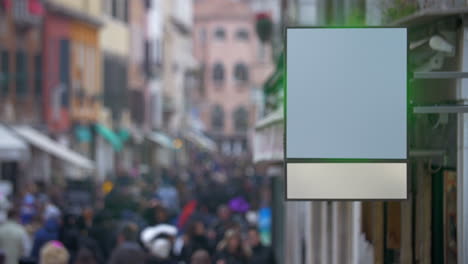 Leere-Plakatwand,-Die-In-Einer-Belebten-Straße-Hängt