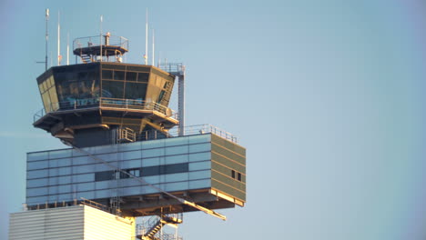 Torre-De-Control-De-Tráfico-Del-Aeropuerto