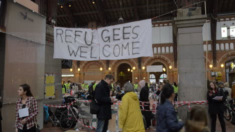 Banner-De-Bienvenida-A-Los-Refugiados-Ahorcado-Por-Un-Punto-De-Recogida-De-Caridad-En-La-Estación-De-Ferrocarril-De-Copenhague