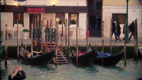 Timelapse-Del-Transporte-Acuático-Y-Personas-En-Venecia.