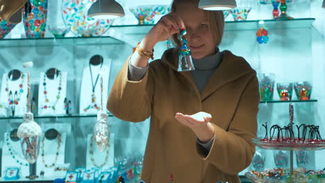 Mujer-Eligiendo-Un-Regalo-En-La-Tienda-De-Cristal-De-Murano-En-Venecia.