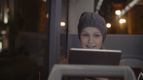 Frau-Im-Bus-Mit-Tablet-Computer