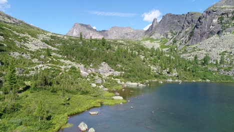 Berglandschaft,-Die-Sich-Im-See-Spiegelt