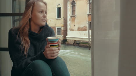 Wehmütige-Frau,-Die-Zu-Hause-In-Venedig-Kaffee-Trinkt