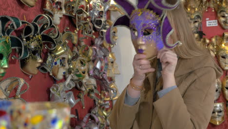 Frau-Im-Laden-Venezianischer-Masken