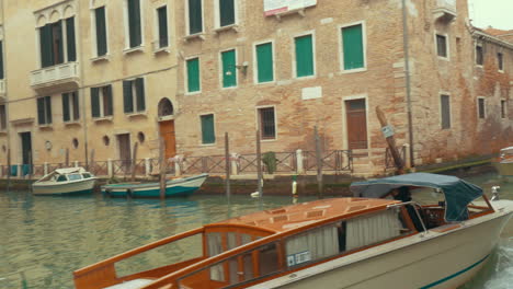 Barcos-Turísticos-Navegando-Por-El-Canal-De-Venecia.