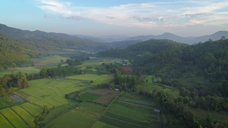 Explora-Los-Cielos-De-Tailandia-En-Un-Vuelo-Impresionante.