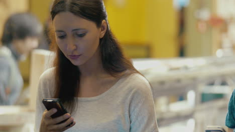 Brünette-Oman-Benutzt-Smartphone-Im-Café