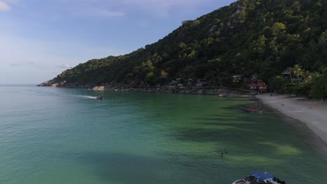 Flug-über-Tropischen-Strand