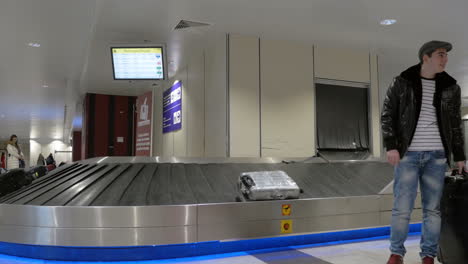 Menschen-Im-Gepäckausgabebereich-Des-Flughafens