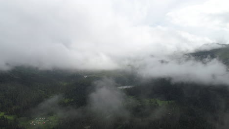 über-Den-Wolken-Und-Wäldern