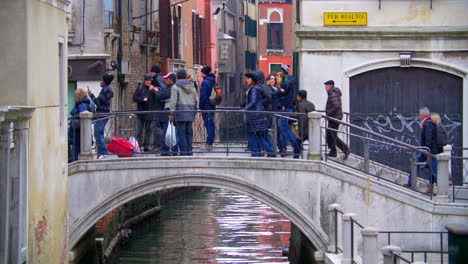 Gente-Cruzando-El-Pequeño-Puente-En-Venecia