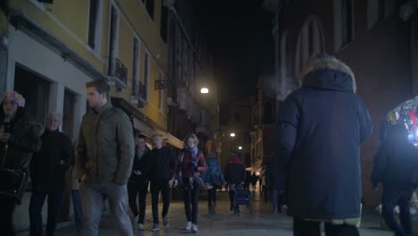 Menschen,-Die-In-Venedig,-Italien,-Die-Straße-Entlang-Gehen