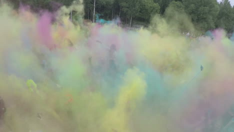 Menschen-Auf-Der-Luftaufnahme-Des-Farbfestivals