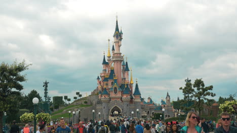 Crowd-of-people-in-Disneyland-Paris