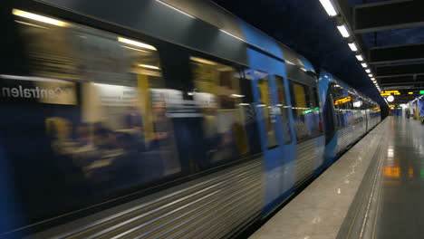 Zug-Der-Stockholmer-U-Bahn,-Der-Am-Bahnhof-Ankommt