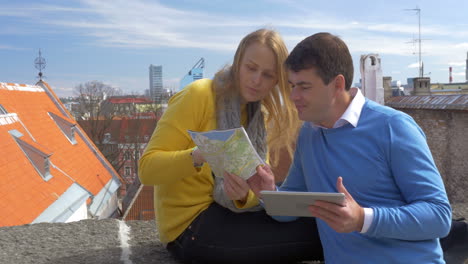 Couple-looking-at-city-map-outdoor