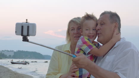 Fröhliches-Selfie-Mit-Großeltern