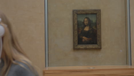 Frau-Macht-Mobiles-Selfie-Mit-Mona-Lisa-Im-Louvre