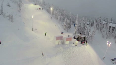 Competición-De-Snowboard-En-La-Estación-De-Esquí