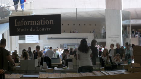 Mostrador-De-Información-En-El-Museo-Del-Louvre