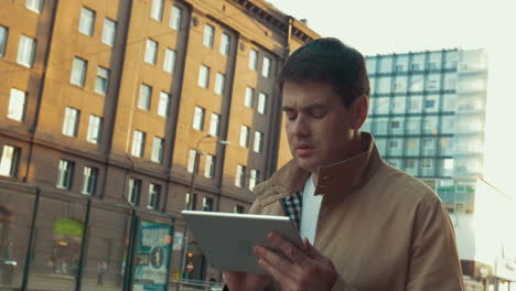 Mann-Macht-Einen-Stadtspaziergang-Mit-Tablet-Computer