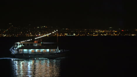 Boot-Segelt-Nachts-Am-Ufer-Der-Stadt-Entlang