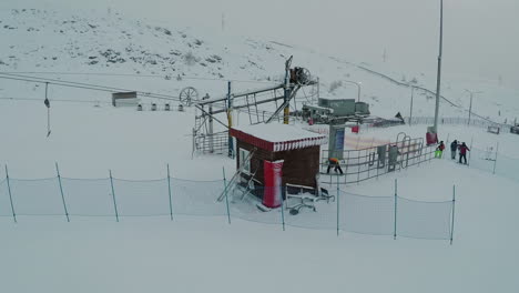 Volando-Sobre-El-Remonte-En-La-Estación-Invernal